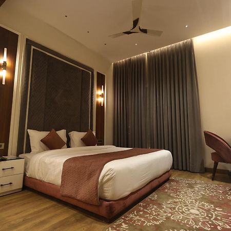 The Ramayana Hotel, Ayodhya Extérieur photo